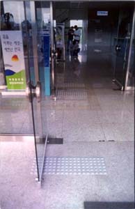 점형블록  잘못 설치 사례
