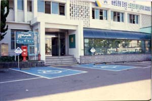 경사로 없이 장애인 주차구역이 설치된 사례