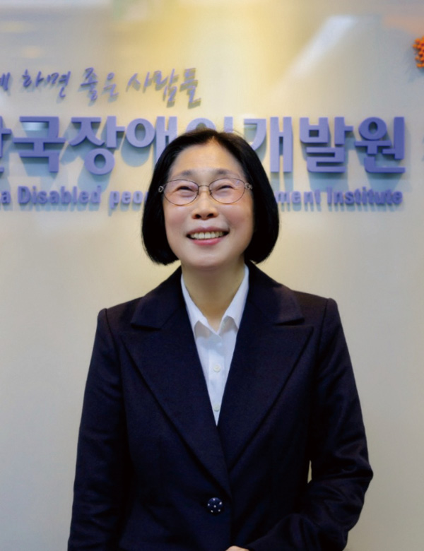 발간사 안녕하십니까? 한국장애인개발원장 이경혜입니다. 새로운 것들은 대부분 찬미의 대상이 되곤 합니다. 봄에 피어나는 새싹이 그렇고 갓 태어난  어린 생명이 그렇습니다.