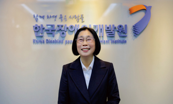 발간사 안녕하십니까? 한국장애인개발원장 이경혜입니다. 새로운 것들은 대부분 찬미의 대상이 되곤 합니다. 봄에 피어나는 새싹이 그렇고 갓 태어난  어린 생명이 그렇습니다.