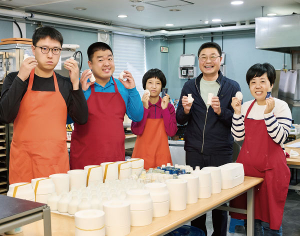 정성으로 빚은 도자기, 희망을 굽다 하나장애인직업재활시설