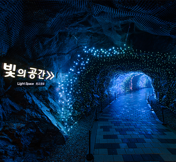 빛으로 가득한 터널